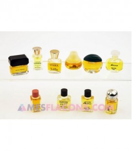 Lot de 10 micro miniatures féminines (marques différentes)